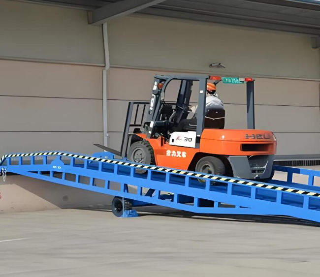 东山移动式卸货平台（叉车用）